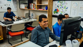 Imagem do escritório da GeoSensori com 4 funcionários trabalhando