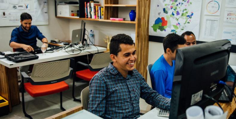 Imagem do escritório da GeoSensori com 4 funcionários trabalhando